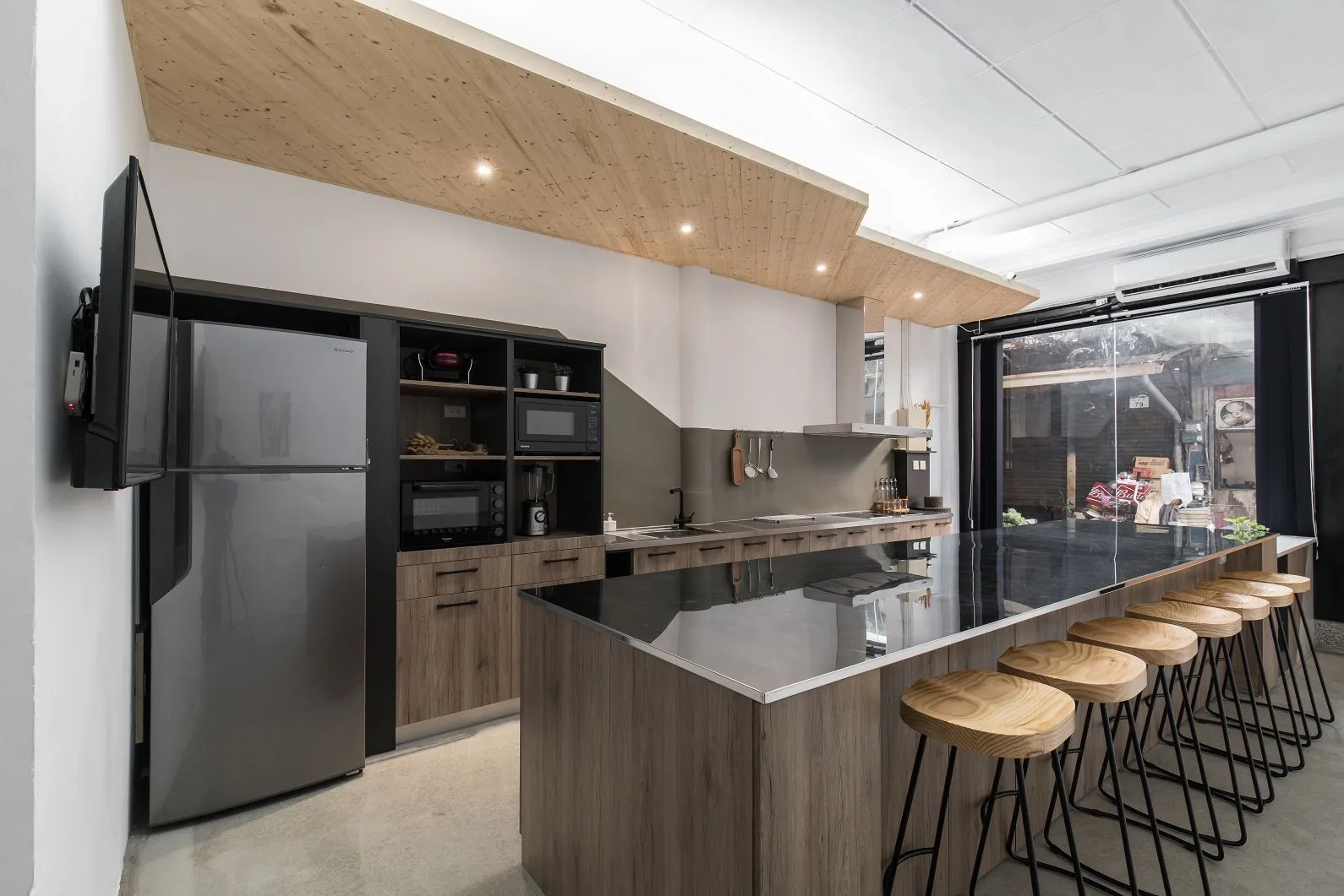 1F 公共空間 — 中島廚房與交誼區