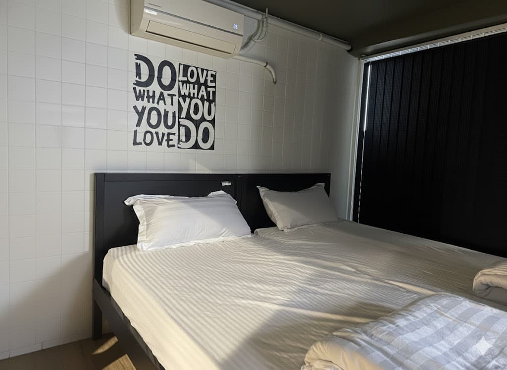 Hello House B&B 가오슝 - 3F 1301 더블룸, 표준 더블 침대 1개가 있는 독립 침실.